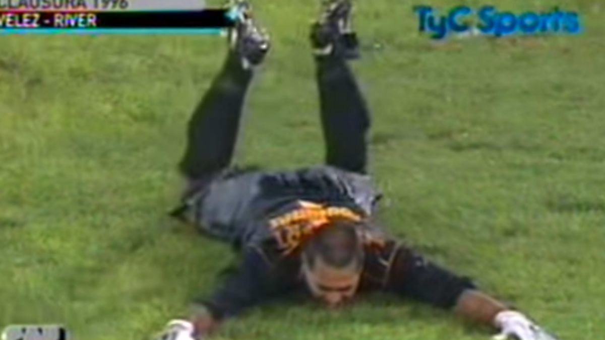 Tal fue la conmoción que provocó este bombazo que, el propio Chilavert, en un momento no sabía cómo festejarlo pero, pocos segundos después, corrió en dirección a los bancos de suplentes, se zambulló en el césped y fue cubierto por todos sus compañeros, quienes se arrojaron sobre él. Tal fue la conmoción que provocó este bombazo que, el propio Chilavert, en un momento no sabía cómo festejarlo pero, pocos segundos después, corrió en dirección a los bancos de suplentes, se zambulló en el césped y fue cubierto por todos sus compañeros, quienes se arrojaron sobre él.