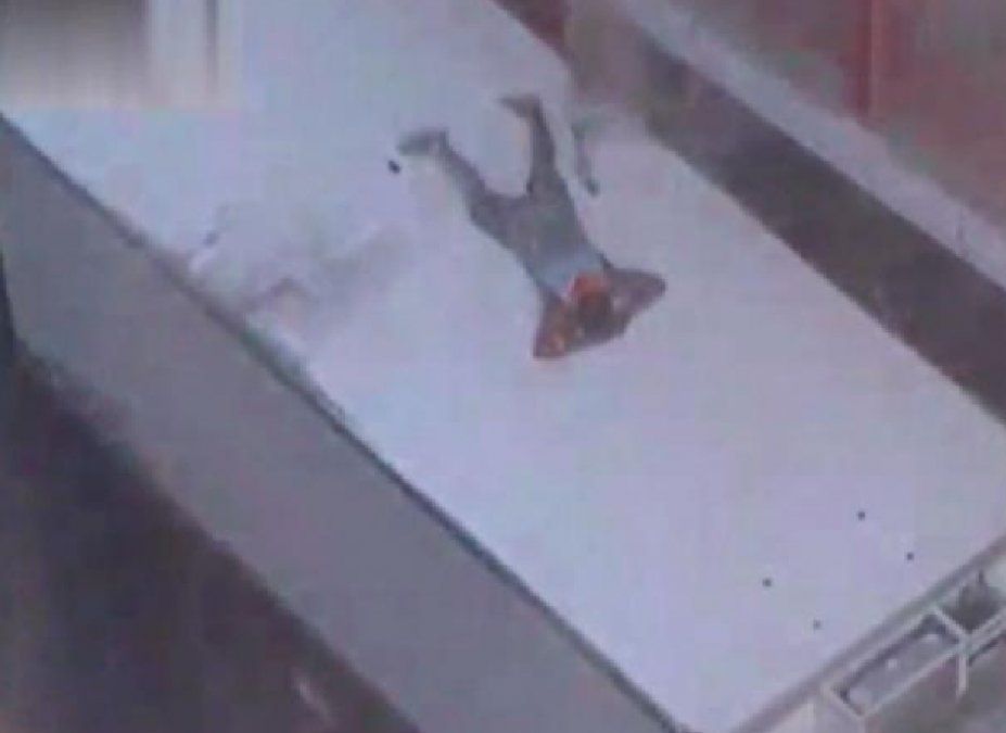 Córdoba: un hombre intentó huir de la Policía saltando sobre un camión