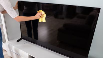 Adiós a las marcas en la pantalla del televisor: cómo limpiarlo con un truco casero