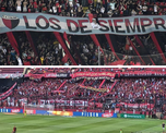 La reacción de los hinchas de Colón tras las bombas de estruendos que arrojaron los barras. La reacción de los hinchas de Colón tras las bombas de estruendos que arrojaron los barras.