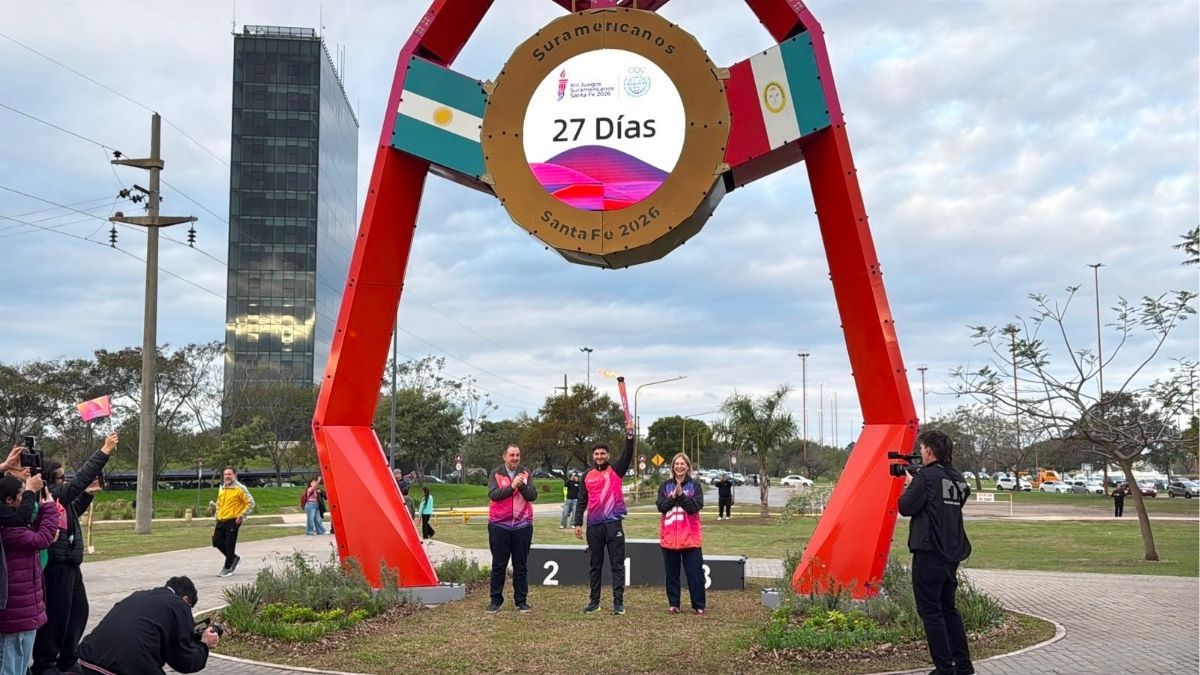Maximiliano Pullaro encabez&oacute; el comienzo de la cuenta regresiva en el portal de los Juegos Suramericanos en la ciudad de Santa Fe, junto al intendente Juan Pablo Poletti y la diputada Gisela Scaglia.