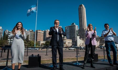 Rossi reconoció la singularidad de Santa Fe, la diversidad productiva que tiene, sus cordones industriales en Villa Constitución, en Rosario, en San Lorenzo, Santa Fe, Reconquista, Rafaela y Venado Tuerto. Rossi reconoció la singularidad de Santa Fe, la diversidad productiva que tiene, sus cordones industriales en Villa Constitución, en Rosario, en San Lorenzo, Santa Fe, Reconquista, Rafaela y Venado Tuerto.
