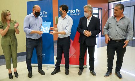 Perotti y de Pedro recorrieron los stands de la muestra de alumnos de escuelas técnicas de la provincia. Perotti y de Pedro recorrieron los stands de la muestra de alumnos de escuelas técnicas de la provincia.