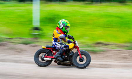 Con apenas 6 años, Lorenzo ya compite en carreras de moto, como en su momento lo hizo su padre. Con apenas 6 años, Lorenzo ya compite en carreras de moto, como en su momento lo hizo su padre.