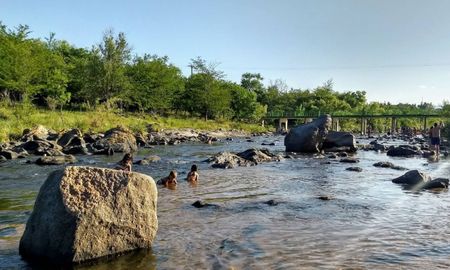 El río San Antonio alimenta al Lago San Roque y ofrece ollas de agua cristalina y playas seguras, ideales para el turismo familiar durante todo el año. El río San Antonio alimenta al Lago San Roque y ofrece ollas de agua cristalina y playas seguras, ideales para el turismo familiar durante todo el año.