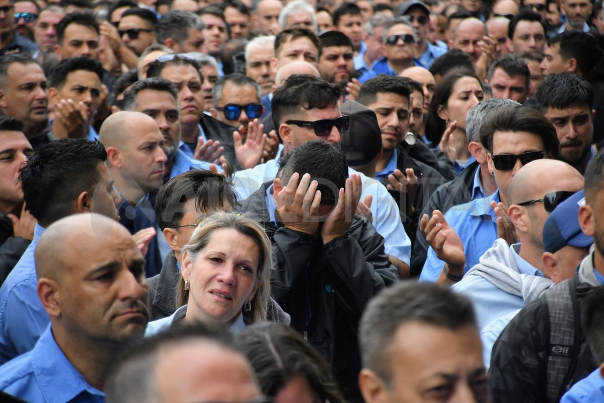 Emotiva despedida a César Roldán, el colectivero asesinado en Rosario. Emotiva despedida a César Roldán, el colectivero asesinado en Rosario.