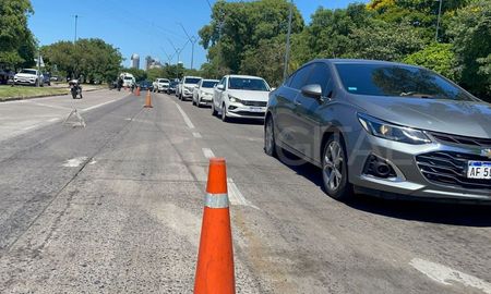 Una moto y una camioneta chocaron este sábado al mediodía en avenida Alem. Una moto y una camioneta chocaron este sábado al mediodía en avenida Alem.