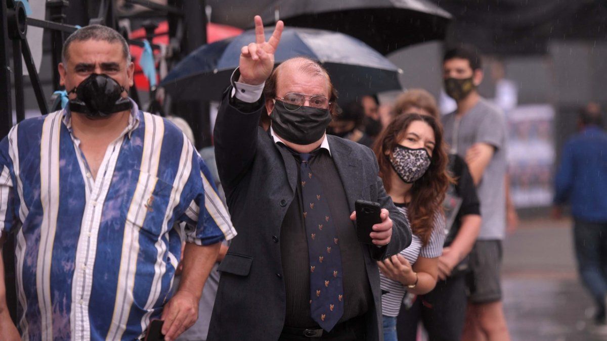 El público que se acercó para despedir a Menem en el Salón Azul del Senado se ubicaba desde el ingreso del Congreso, sobre la avenida Entre Ríos, y se extendía por dos cuadras aproximadamente.