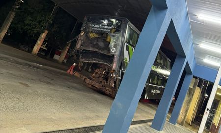 Así quedó el colectivo tras el accidente en Formosa. Así quedó el colectivo tras el accidente en Formosa.