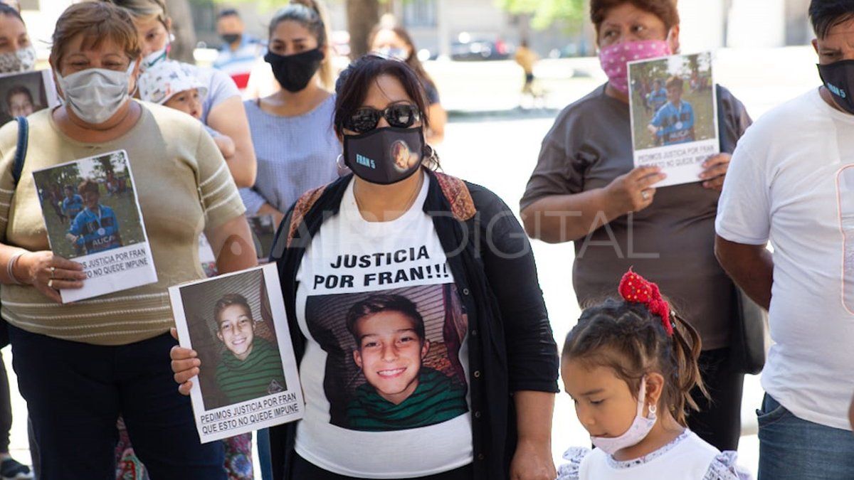 Familiares y allegados de la familia se concentraron frente a tribunales.