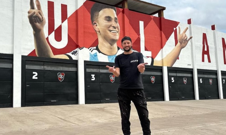 Gabriel Griffa y su mural de Julián Álvarez en Ckchín. Gabriel Griffa y su mural de Julián Álvarez en Ckchín.