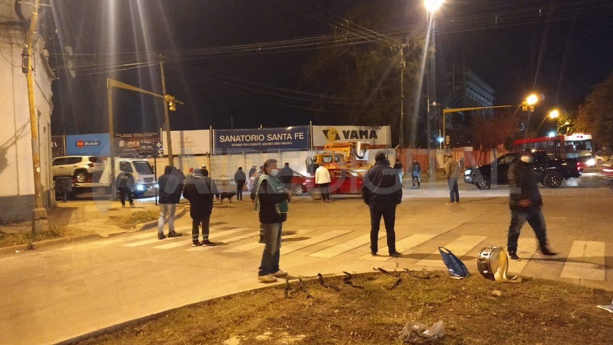 Los trabajadores municipales cortaron el tránsito en Bulevar Pellegrini y Presidente Perón.&nbsp;