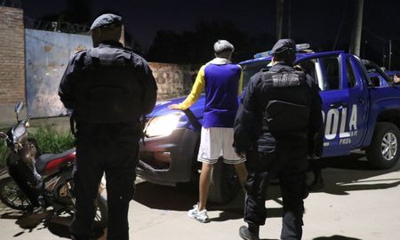 Operativo de saturación en barrio San Lorenzo: cuatro detenidos por tenencia de arma de fuego e intentar impedir el procedimiento. Operativo de saturación en barrio San Lorenzo: cuatro detenidos por tenencia de arma de fuego e intentar impedir el procedimiento.