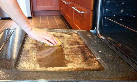 El truco definitivo para limpiar el horno y las hornallas sin químicos caros. El truco definitivo para limpiar el horno y las hornallas sin químicos caros.