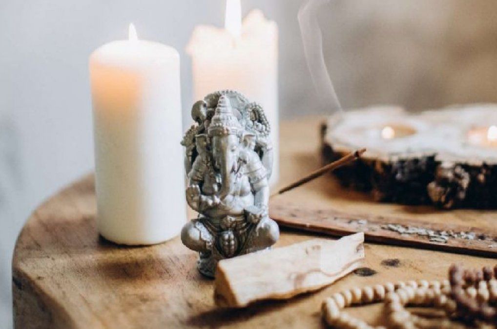 Qué inciensos debes prender en tu casa para atraer el dinero