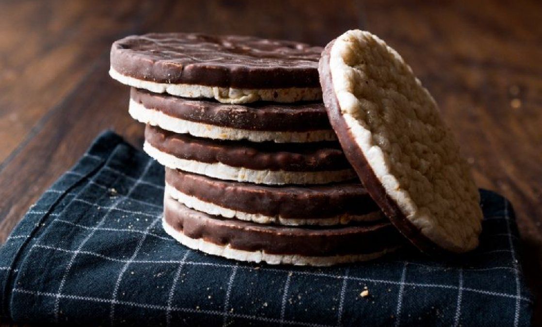 Deliciosas galletas cubiertas de chocolate con relleno de bombón con tan solo 3 fáciles ingredientes