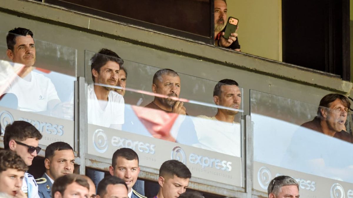 Scaloni y todo su cuerpo técnico viendo los Juegos Suramericanos en Rosario.