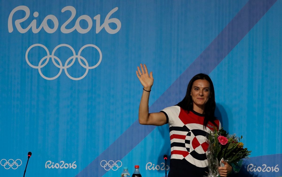 “Hoy, 19 de agosto de 2016 en Río de Janeiro, Yelena Isinbáyeva concluye su carrera”, dijo en una rueda de prensa durante los Juegos Olímpicos, donde no pudo competir por la sanción de la IAAF al atletismo ruso y, justo ese viernes, fue la final de salto con garrocha femenino.