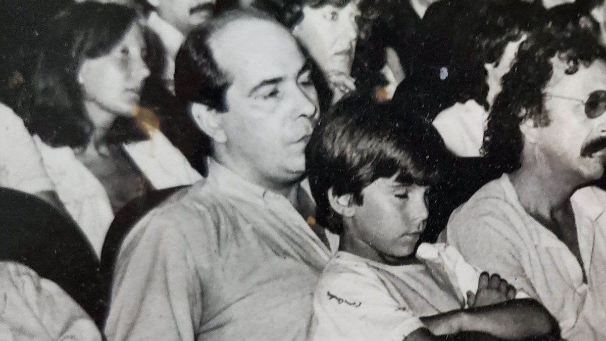 Paulo Ricci publicó una emotiva despedida a su padre con este foto de su infancia juntos.&nbsp;