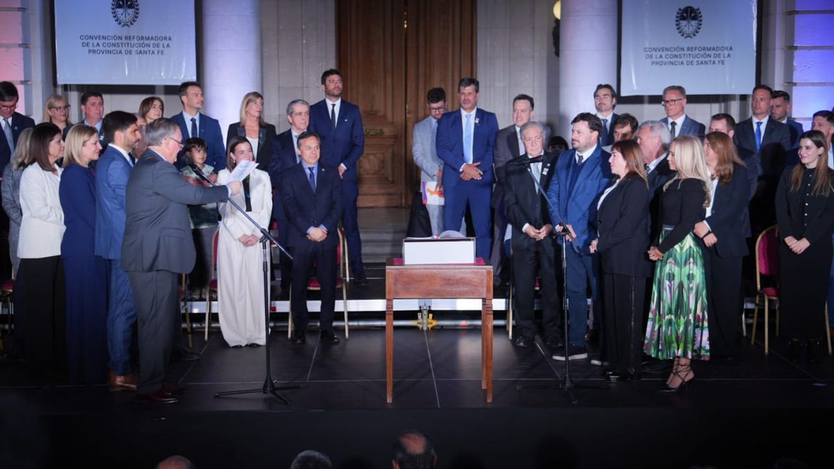 La Defensora General, Estrella Moreno Robinson, y la Fiscal General, María Cecilia Vranicich, el día de la jura a la nueva Constitución de Santa Fe. La Defensora General, Estrella Moreno Robinson, y la Fiscal General, María Cecilia Vranicich, el día de la jura a la nueva Constitución de Santa Fe. 