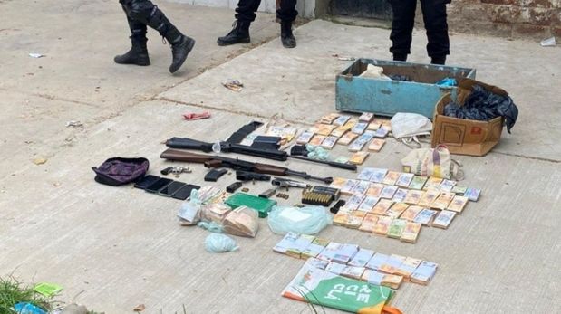 Un operativo de rutina dejó nueve detenidos con armas y drogas en barrio La Tablada