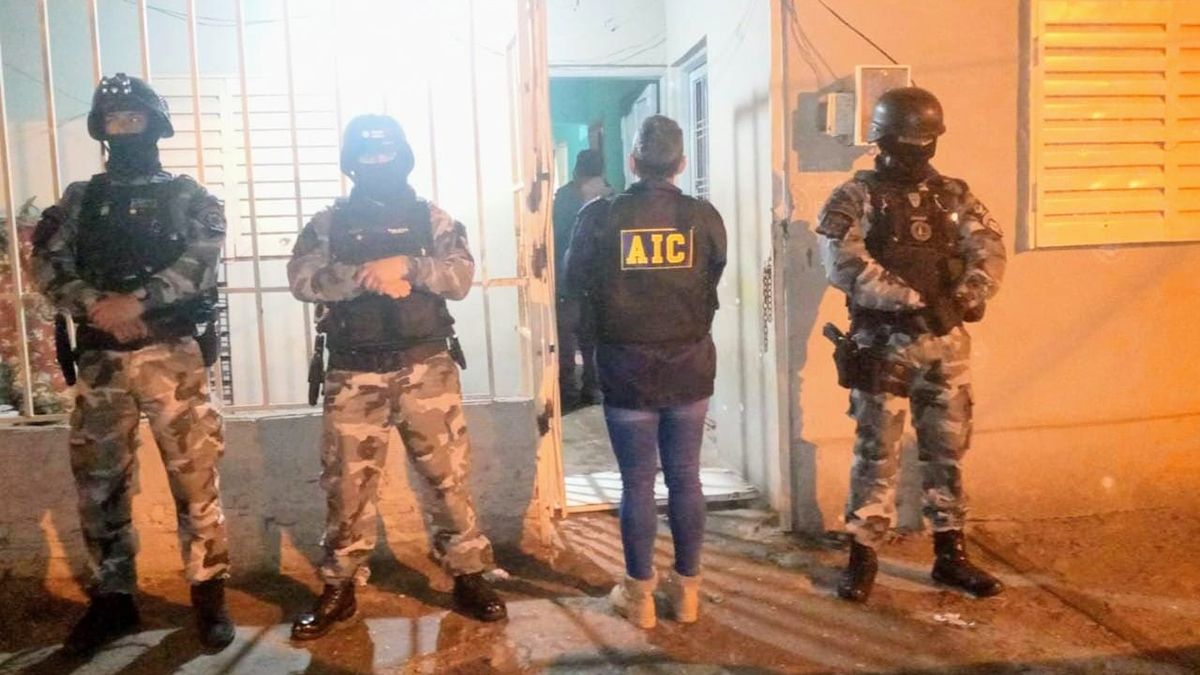 La Agencia de Investigación Criminal (AIC) llevó a cabo un amplio operativo de allanamiento en Rosario este martes.