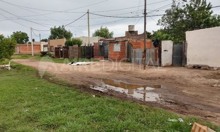 Llerena 3500 del barrio Los Hornos. Acá le dispararon al hombre de 31 años Llerena 3500 del barrio Los Hornos. Acá le dispararon al hombre de 31 años