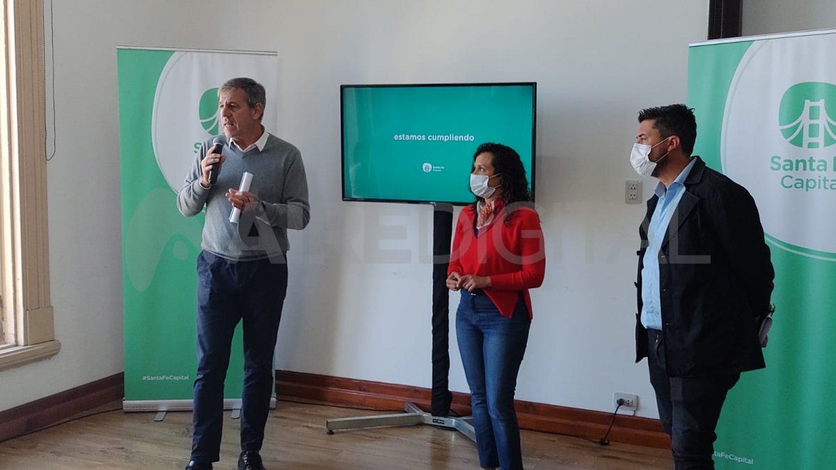 La conferencia fue en el marco de la presentación del plan Santa Fe se Ilumina, a través del cual a fin de año el 40% de la ciudad contará con luces led. Además presentó Avenidas de tu Barrio, un proyecto que fue elaborado por los equipos técnicos del municipio y que posibilitará mejorar la iluminación en arterias muy transitadas.