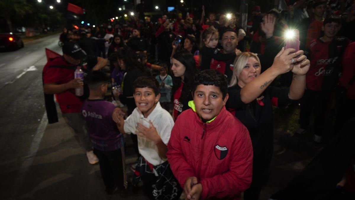 Los hinchas de Colón protagonizaron una masiva caravana por las calles de Santa Fe hacia la sede del club. Los hinchas de Colón protagonizaron una masiva caravana por las calles de Santa Fe hacia la sede del club.