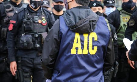 Los agentes encubiertos dijeron que prestaban funciones en la AIC de Santa Fe capital. Los agentes encubiertos dijeron que prestaban funciones en la AIC de Santa Fe capital.