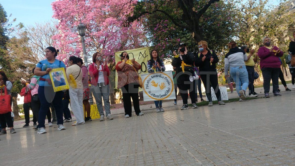 La agrupación Pañuelos Amarillos se manifestó este lunes frente a Tribunales y acompañó a las víctimas del hombre imputado. 