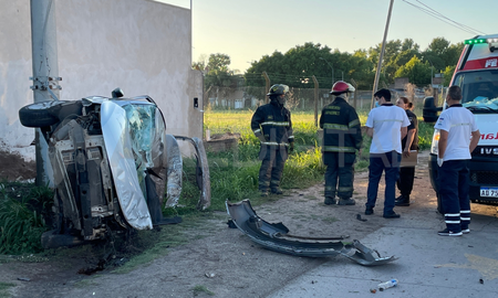 El conductor del vehículo perdió el control del auto, volcó e impactó contra una columna de energía. El conductor del vehículo perdió el control del auto, volcó e impactó contra una columna de energía.
