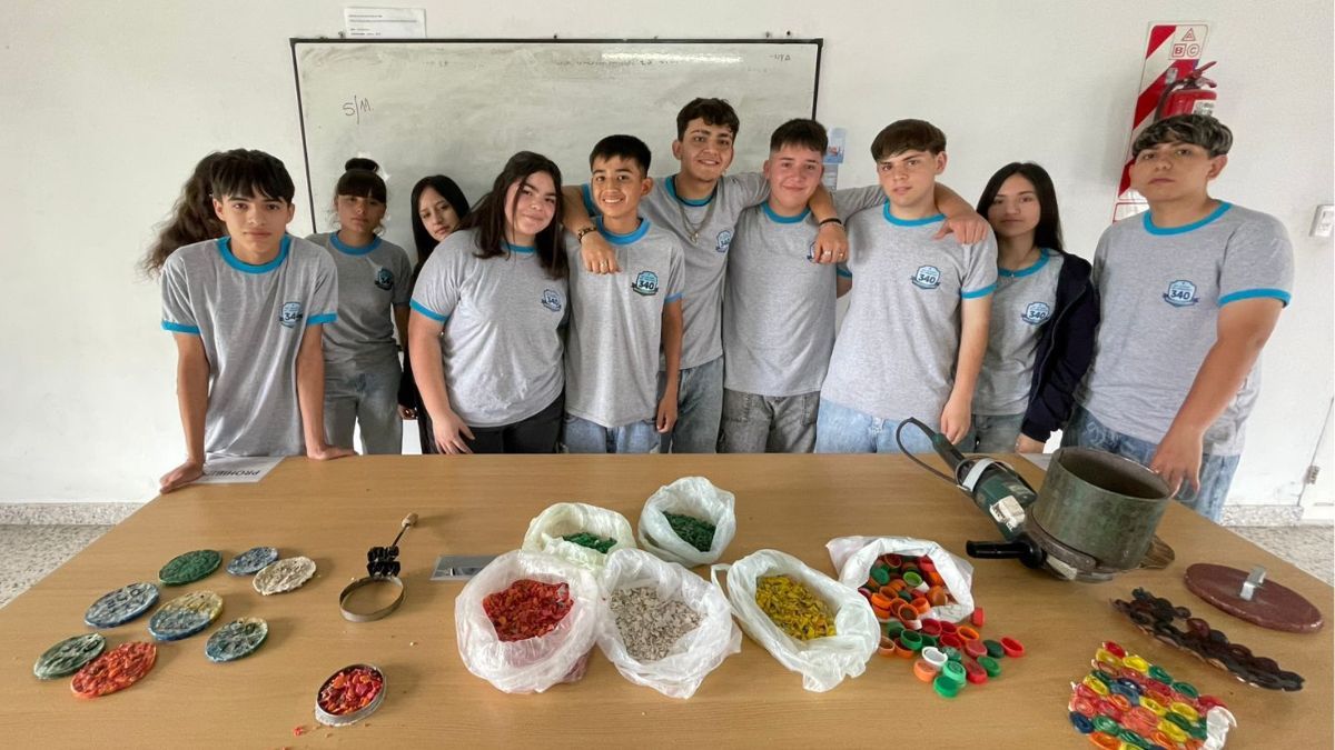 Alumnos de la escuela secundaria 340 de Santo Tomé contaron en AIRE cómo fue el proceso para crear medallas sustentables con plástico reciclado. 