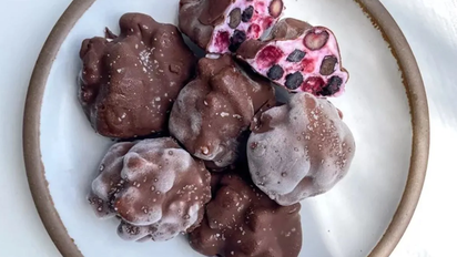 Bocaditos de yogur helados: el snack más fresco del verano que se hace con 3 ingredientes y sin cocina