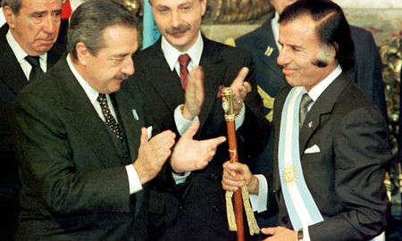 Raúl Alfonsín le entrega el bastón presidencial a Carlos Menem en 1989. Raúl Alfonsín le entrega el bastón presidencial a Carlos Menem en 1989.