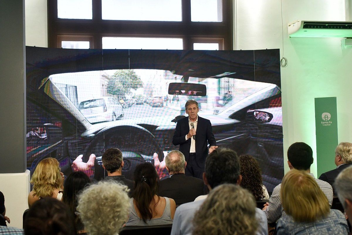 El intendente de Santa Fe, Emilio Jatón en la presentación de pliegos para el transporte público de pasajeros.