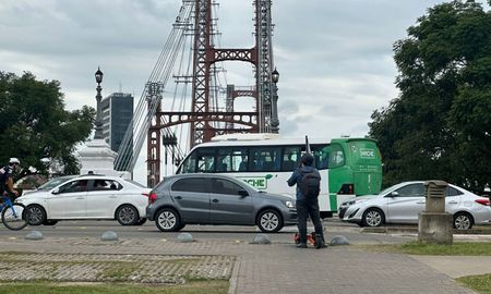 El vehículo quedó detenido en la subida y complicó la circulación hacia Ciudad Universitaria. El vehículo quedó detenido en la subida y complicó la circulación hacia Ciudad Universitaria.