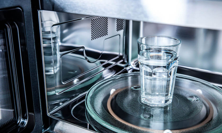 Cómo descongelar alimentos en el microondas con un vaso de agua
