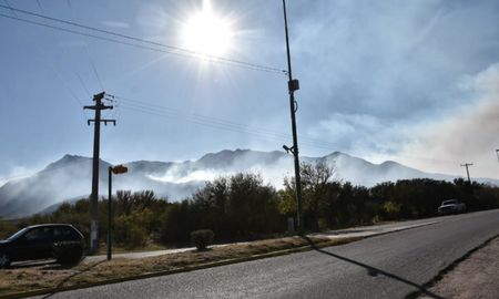 Los bomberos intentaron todo el fin de semana contener las llamas. Los bomberos intentaron todo el fin de semana contener las llamas.