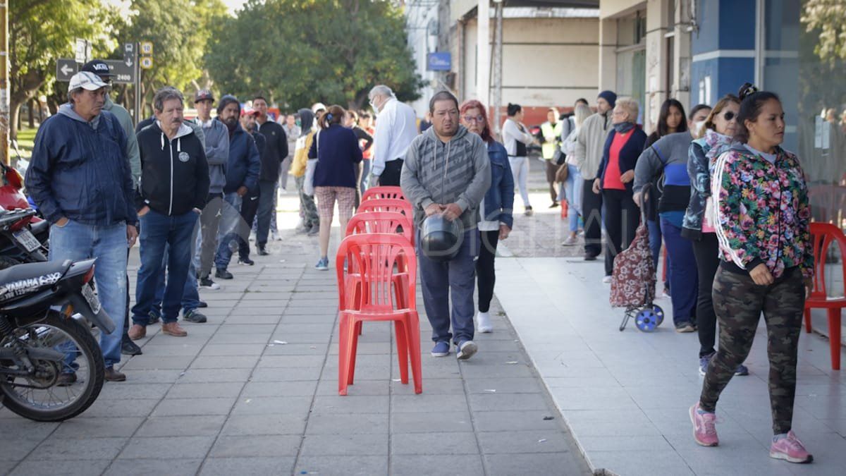 Santafesinos hacen fila para ingresar al Banco Naci&oacute;n de Arist&oacute;bulo del Valle y Espora.