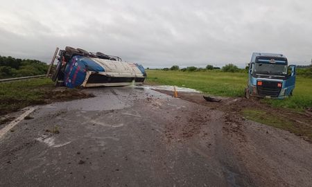 Accidente en la Ruta 34: un camión que transportaba gasoil volcó y produjo un derrame de combustible Accidente en la Ruta 34: un camión que transportaba gasoil volcó y produjo un derrame de combustible