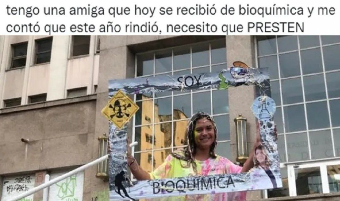 Se recibió de bioquímica y su amiga la hizo viral en Twitter por un insólito motivo