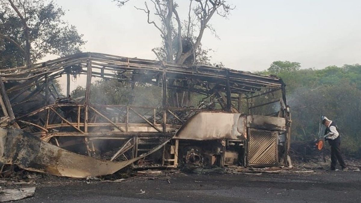 El contenedor con combustible que se desprendió de un camión en una autopista del estado de Tamaulipas