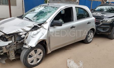 El conductor del auto dejó el vehículo y se fue del lugar del accidente. El conductor del auto dejó el vehículo y se fue del lugar del accidente.