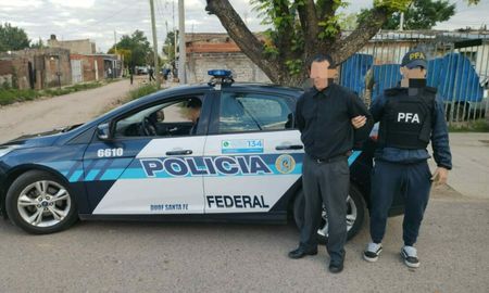 La Policía Federal capturó a un hombre de 52 años que se encontraba prófugo acusado de lesionar gravemente a su pareja a principios de octubre en barrio Barranquitas. La Policía Federal capturó a un hombre de 52 años que se encontraba prófugo acusado de lesionar gravemente a su pareja a principios de octubre en barrio Barranquitas.