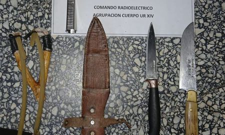 Los elementos que la policía halló en la mochila del alumno. Los elementos que la policía halló en la mochila del alumno.