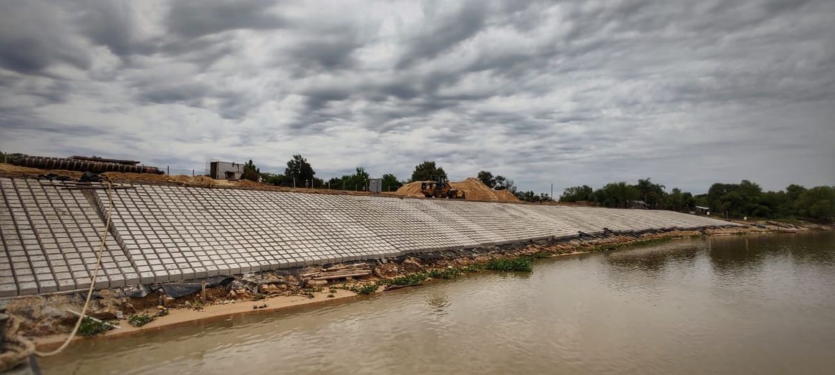 La obra de defensa del terraplén Garello ya supera el 60% de avance. La obra de defensa del terraplén Garello ya supera el 60% de avance.