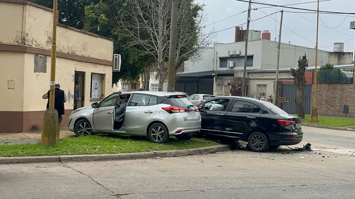 El fuerte choque ocurrió en Vélez Sarsfield y Hernandarias, en el norte de Santa Fe. Uno de los vehículos impactó contra un poste de hormigón.