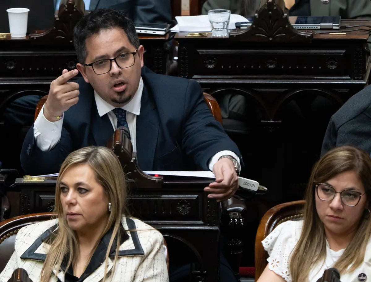 La iniciativa recogió 144 votos afirmativos, 102 negativos y nueve abstenciones, y será girada al Senado. El proyecto busca consolidar el principio de la emisión cero, por considerar que impacta directamente sobre la inflación. La iniciativa recogió 144 votos afirmativos, 102 negativos y nueve abstenciones, y será girada al Senado. El proyecto busca consolidar el principio de la emisión cero, por considerar que impacta directamente sobre la inflación.