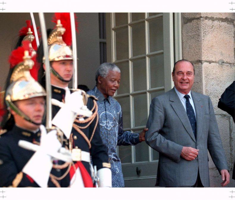 Nelson Mandela en su visita a Francia con una camisa del sastre africano.